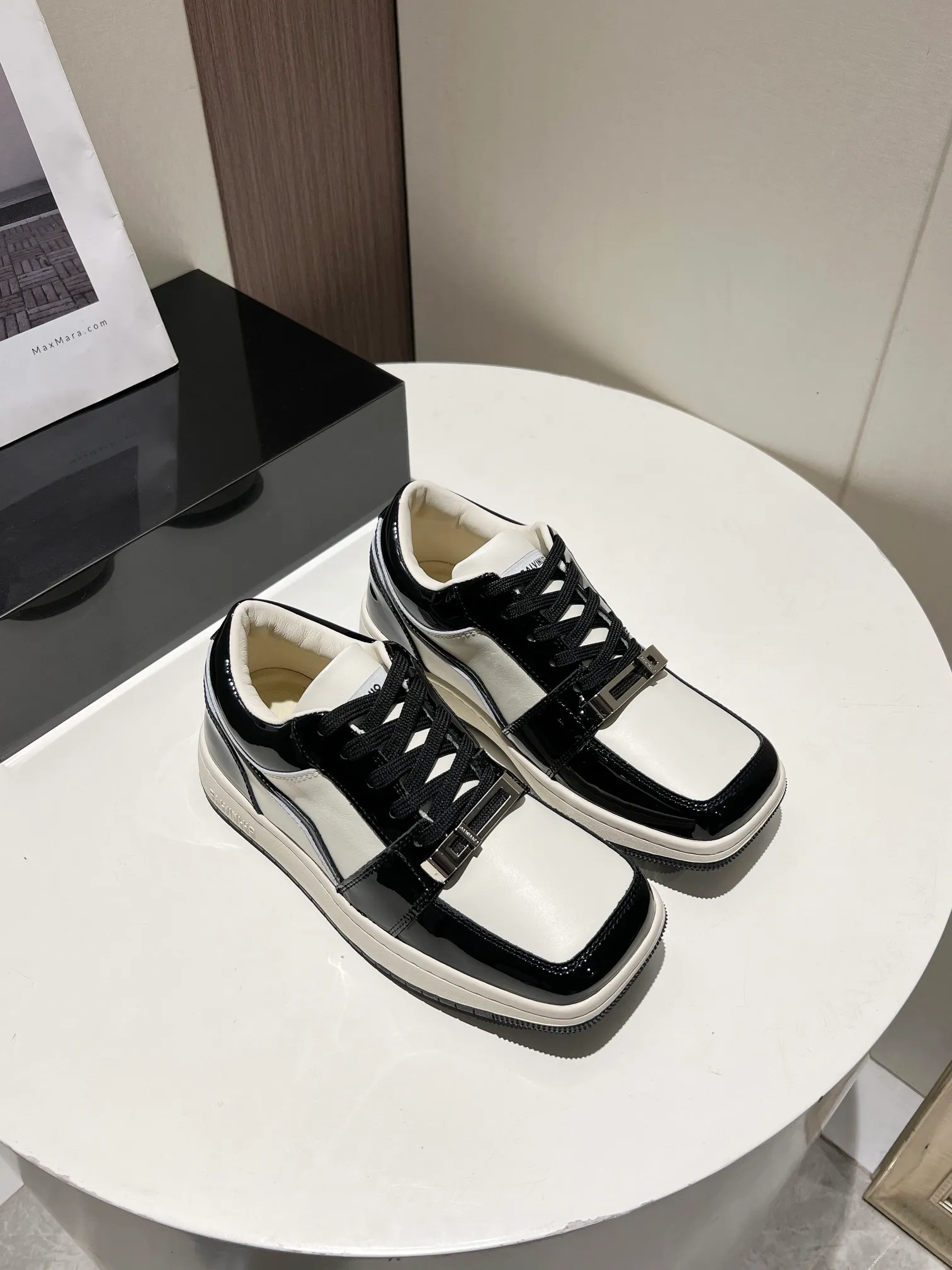 👟👟Ex-factory price 480👟👟 👑CALVINLUO I CUBE SNEAKER trendy brand square shoes low-top casual square-toe sneakers skateboard shoes sneakers👑 Starting from the design elements of classic two-color sneakers, CALVINLUO extracts the iconic elements of casual sneakers and integrates them into the formal "square toe" of formal shoes to make the overall lines of the sneakers more distinct. Nowadays, the matching rules are casual. 🧣Formal sports shoes are nothing new. The unique avant-garde square lines of CUBE SNEAKER, whether it echoes the tough and crisp suits, or appears in an eclectic manner in street styles, are a choice that breaks away from tradition and shows personality🧢 ▪️ Fabric: Original custom imported first-layer cowhide ▪️ Lining: Imported breathable mesh lining + soft sheepskin ▪️ Sole: Original molded two-color TPU outsole ▪️ Size: 35-40 (40 customized)